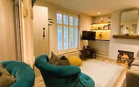 Beautiful Immaculate Aldeburgh Cottage, Free Parking, Sunny Outdoor Space, Dog Friendly - Perfect For Spring Seaside Escapes